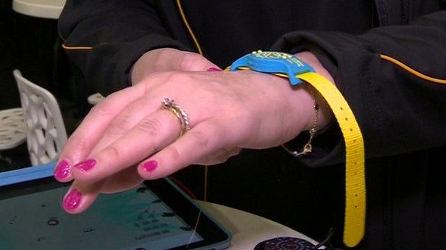 Sun exposure monitoring wrist band