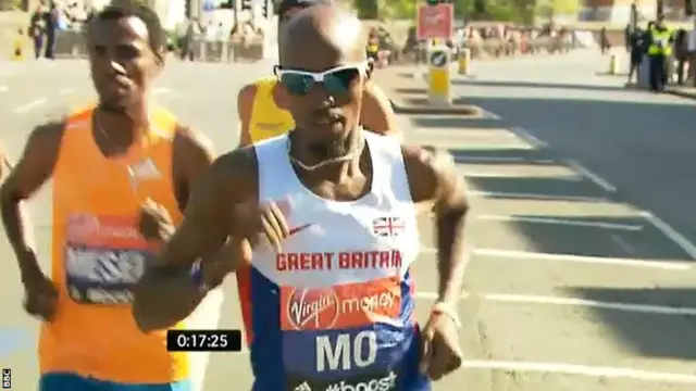 Mo Farah running the course