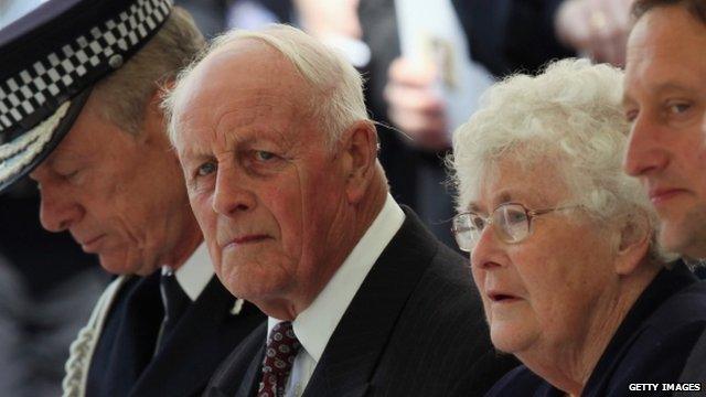 Sir Bernard Hogan-Howe with Ms Fletcher's parents, Tim and Queenie