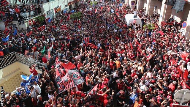 Toulon players walk through a huge crowd of supporters on their way into the Stade Mayol