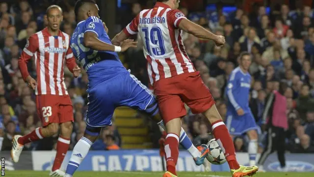 Samuel Eto'o gives away a pen