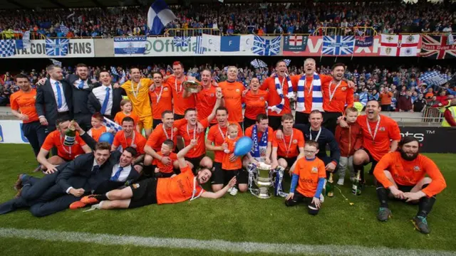 Glenavon celebrate after beating Ballymena United 2-1 in the 2014 Irish Cup final