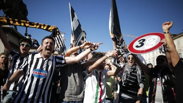 Juventus fans celebrate title