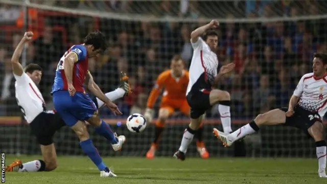 Crystal Palace's Australian midfielder Mile Jedinak (2L) has a shot on goal