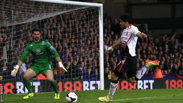 Liverpool's Uruguayan striker Luis Suarez attacks the penalty area as Crystal Palace's Argentinian goalkeeper Julian Speroni