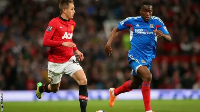 Adnan Januzaj of Manchester United competes with Maynor Figueroa