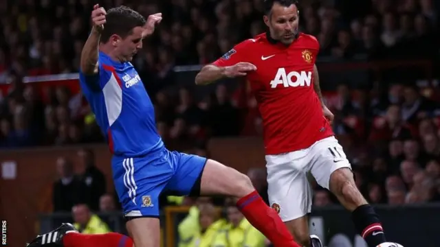 Manchester United's Ryan Giggs challenges Hull City's Alex Bruce