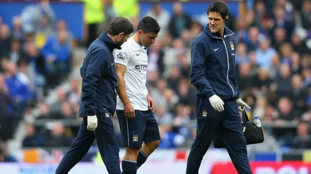 Sergio Aguero goes off injured against Everton