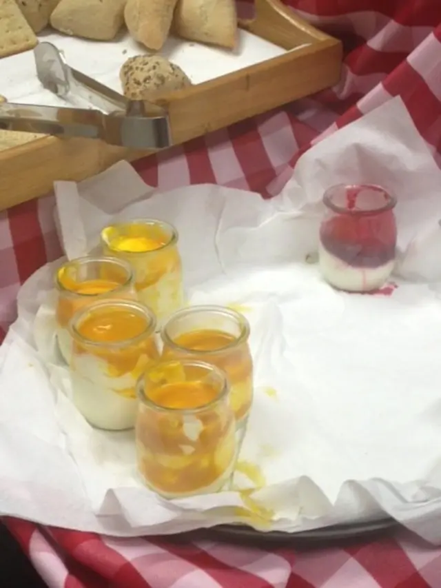 Hull and Arsenal themed puddings at Wembley