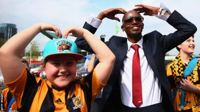 Mo Farah with a Hull fan