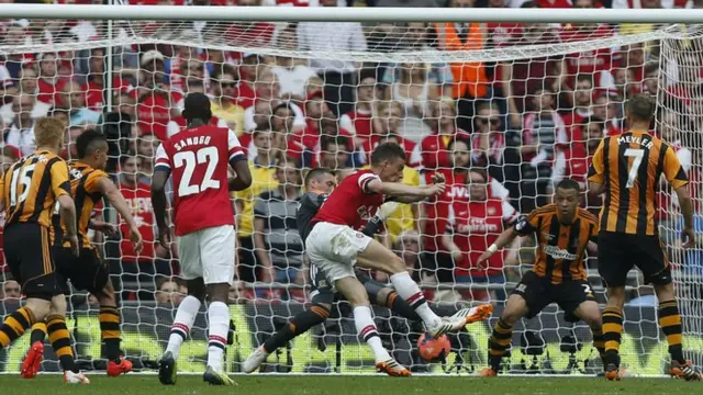 Laurent Koscielny scores the equaliser for Arsenal