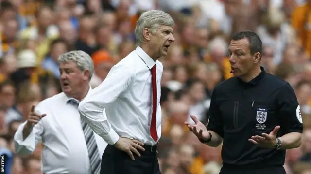 Arsene Wenger talks to Lee Probert