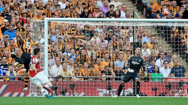 Olivier Giroud hits the bar for Arsenal against Hull City in the first period of extra time