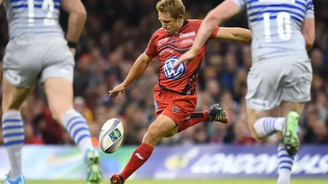 Jonny Wilkinson kicks a drop goal