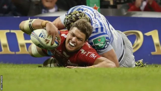 Juan Smith scores a try for Toulon