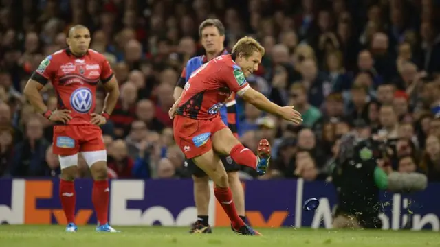 Jonny Wilkinson kicks a penalty for Toulon