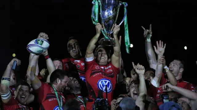 Jonny Wilkinson lifts the Heineken cup