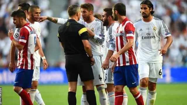 Referee Bjorn Kuipers speaks with Sergio ramos