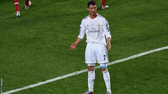 Cristano Ronaldo pleads for a penalty