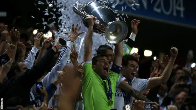 Iker Casillas lift the Champions League trophy