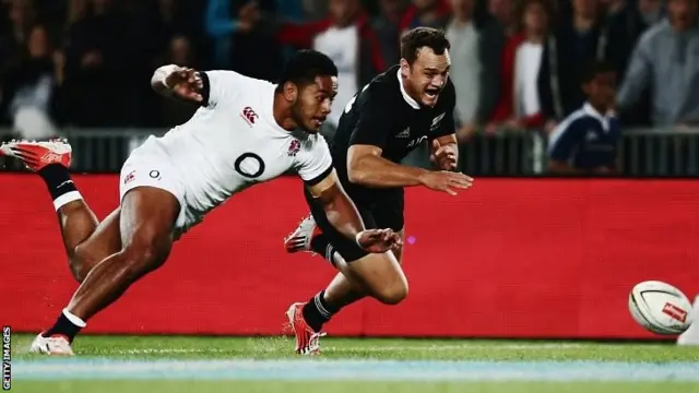 Manu Tuilagi wins the race for the ball