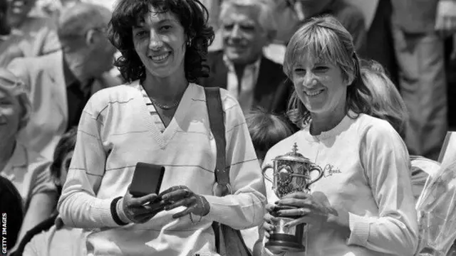 Virginia Ruzici (left) with Chris Evert-Lloyd at the French Open final