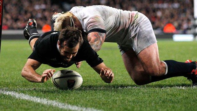Conrad Smith scores for New Zealand against England