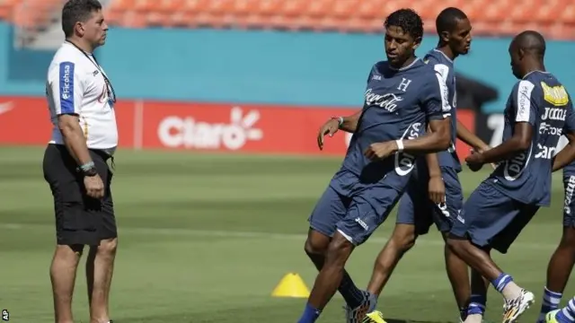 Luis Fernando Suarez and Honduras players