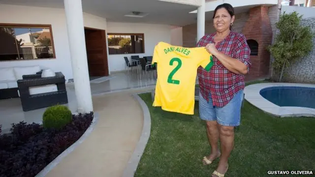 Dani Alves's mother