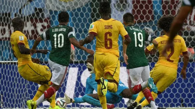 Oribe Peralta put's Mexico 1-0 up against Cameroon