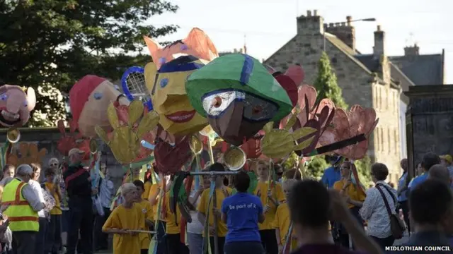 Giant puppets at Dalkeith Country Park. Picture from https://twitter.com/midgov