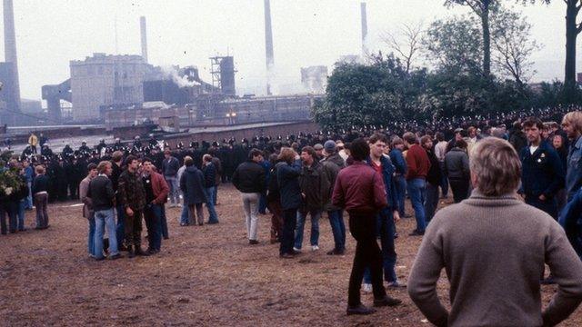 Striking miners and police at Orgreave