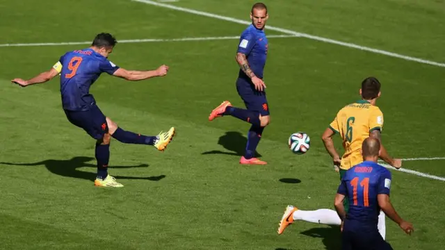 Robin van Persie scores Netherlands' equaliser against Australia