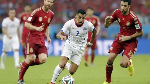 Alexis Sanchez of Chile presses the Spanish midfield