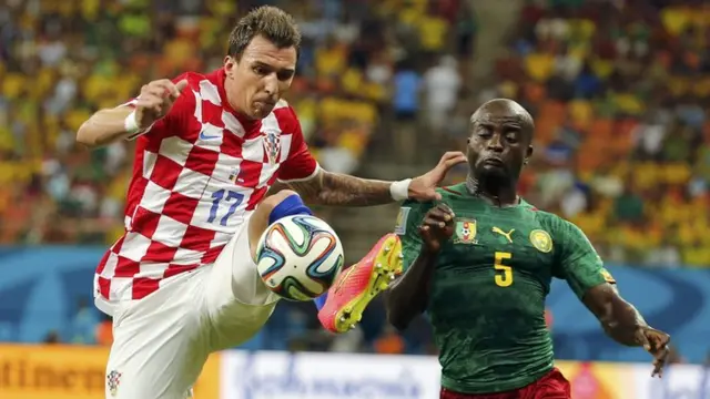 Mario Mandzukic brings the ball under control