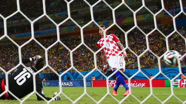 Mario Mandzukic bags an easy second against a lacklustre Cameroon