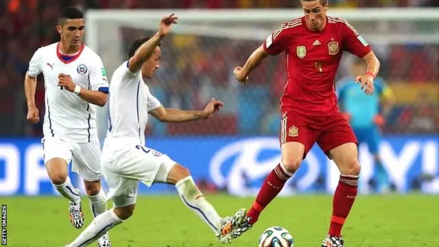 marcelo Diaz challenges Fernando Torres