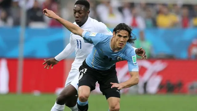 Edinson Cavani beats Danny Welbeck