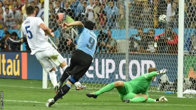 Luis Suarez scores Uruguay's winner