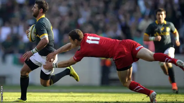 South Africa's Willie le Roux is tackled by Wale wing George North