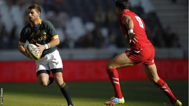 South Africa full-back Willie le Roux breaks through Wales' defence