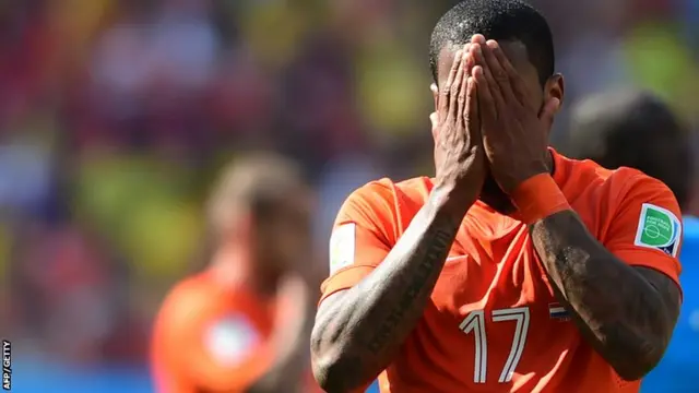 Netherland's forward Jermain Lens reacts after missing a chance against Chile in the 2014 World Cup