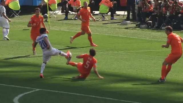 Daley Blind tackle