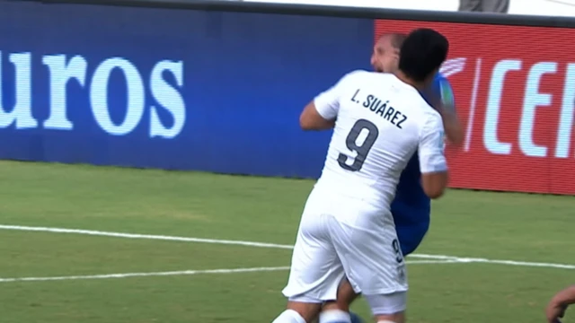 Luis Suarez appears to bite Chiellini