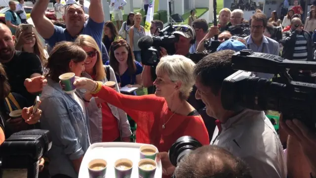 Judy Murray hands out coffee