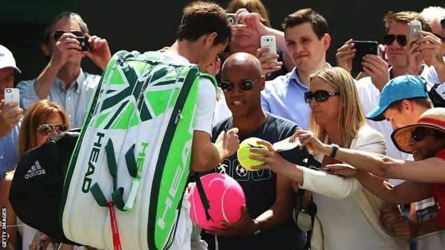 Andy Murray signs autographs