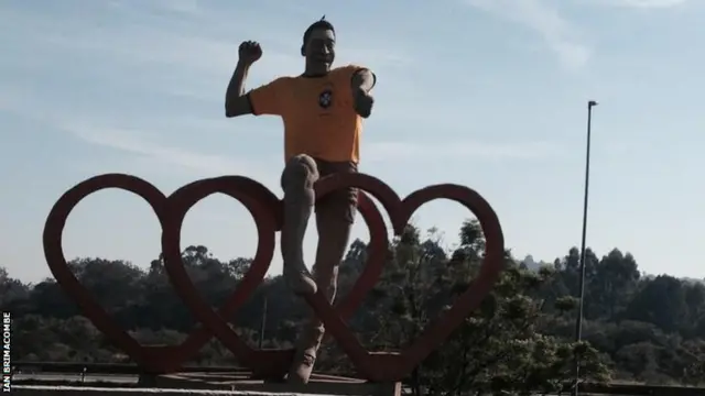 Pele statue in Tres Coracoes