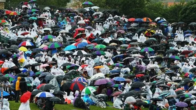 Spectators on Henman Hill