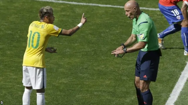 Neymar confronts Howard Webb