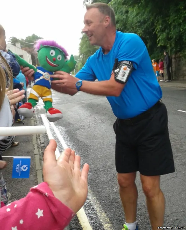 A kid high-fives Clyde